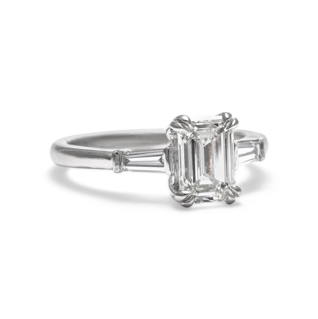 Anillo de compromiso de diamantes de talla esmeralda de Brooklyn