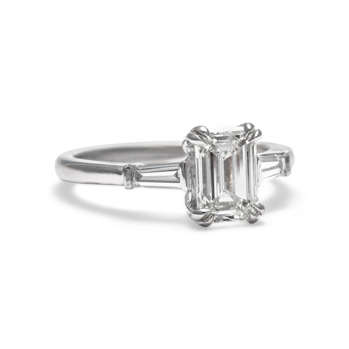 Anillo de compromiso de diamantes de talla esmeralda de Brooklyn