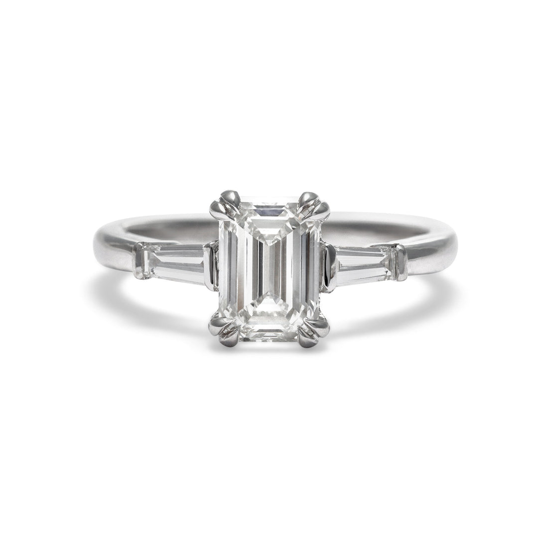 Anillo de compromiso de diamantes de talla esmeralda de Brooklyn
