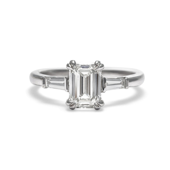 Anillo de compromiso de diamantes de talla esmeralda de Brooklyn